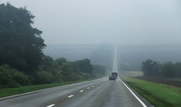 Paesaggio Autostradale Con Auto Mobili Movimento Giorno Strada Nebbiosa — Foto Stock