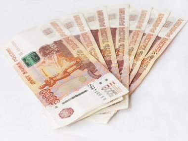 Dağınık Rus 5000 ruble banknotlar closeup beyaz arka plan üzerinde izole