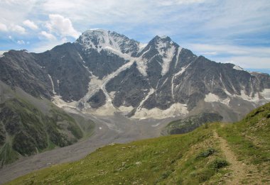 Kafkas Dağları yaz ve yeşil dağ çayır. Kuzey Kafkasya manzara Ağustos dağ, Rusya Federasyonu