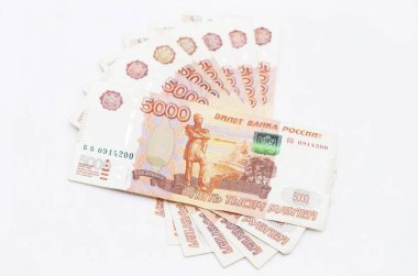 Dağınık Rus 5000 ruble banknotlar closeup beyaz arka plan üzerinde izole
