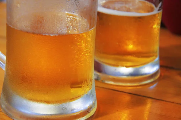 Les Deux Verres Transparents Tasse Bière Sur Une Table Bois — Photo