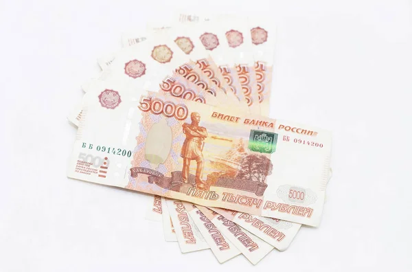 Dağınık Rus 5000 ruble banknotlar closeup beyaz arka plan üzerinde izole