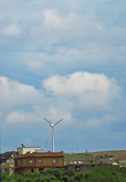 Rüzgar Elektrik Santrallar Bulutlu Gökyüzü Karşı Tunus Çöl Şehir Peyzaj — Stok fotoğraf