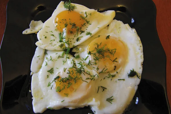 Huevos Enteros Asados Por Mañana Plato Negro Eneldo Sobre — Foto de Stock