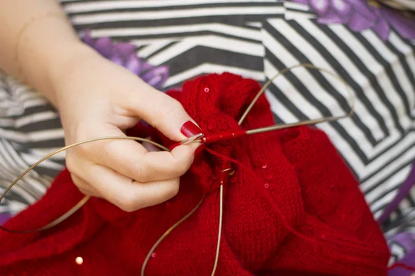 Erwachsene Frauen Stricken Mit Stricknadeln Einen Roten Pullover Aus Naturwollfäden — Stockfoto