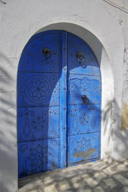 Beyaz ve mavi Tasarım town Sidi Bou Said, Tunus, Kuzey Afrika dar sokak kapısı