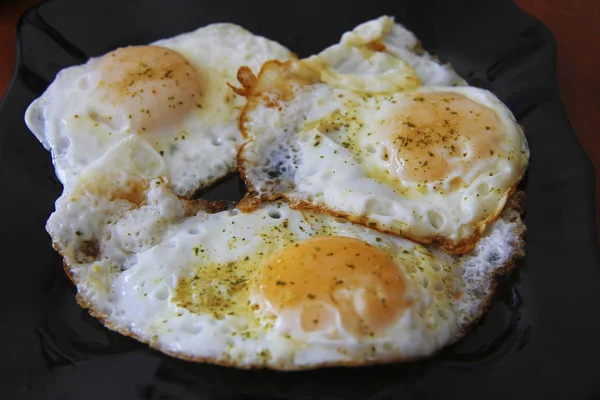 Huevos Enteros Asados Por Mañana Con Especias Plato Negro — Foto de Stock