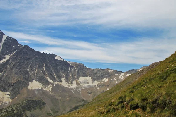 Καύκασο Βουνά Καλοκαίρι Κάτω Από Την Μπλε Ουρανό Και Άσπρα — Φωτογραφία Αρχείου