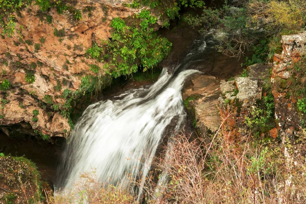 ロシア連邦南部 Caucas のコーカサス山脈の間を流れる蜂蜜滝 — ストック写真