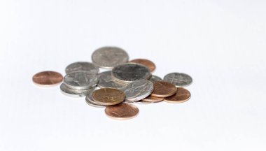 Beyaz arka plan üzerinde izole ABD bazı modern Amerikalılar sikkeleri