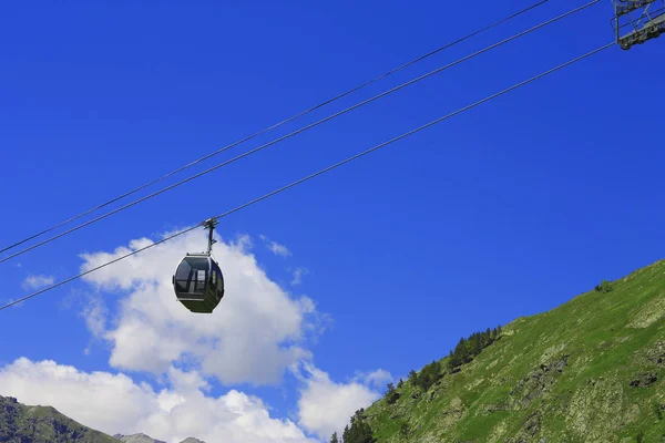 Kolejka Linowa Przesuwając Się Nad Górami Kaukazu Przeciw Błękitne Niebo — Zdjęcie stockowe