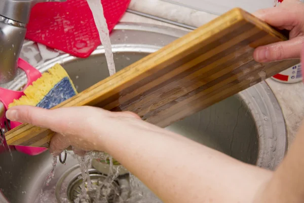 Женщина Промывает Разделочную Доску Руками Раковине Кухне Чистой Водой — стоковое фото