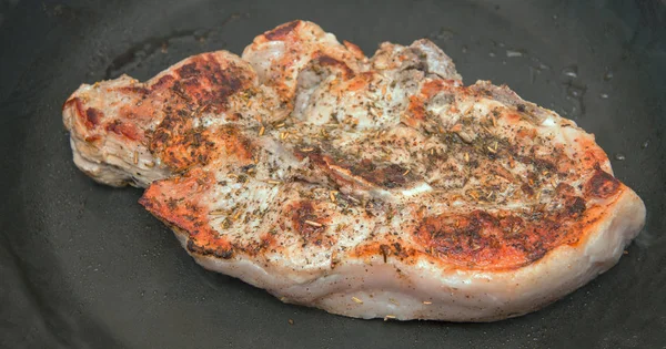 Bife Assado Suculento Frigideira Cozinha — Fotografia de Stock