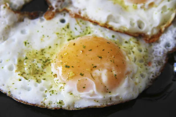 Morgens Gebratene Ganze Eier Auf Dem Schwarzen Teller Und Gewürze — Stockfoto