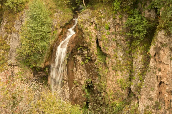在俄罗斯联邦南部北高加索的一座高加索山之间流动的蜂蜜瀑布 — 图库照片