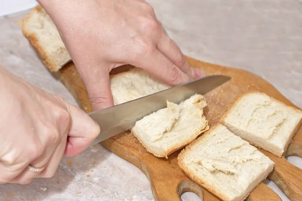 Mujer Cortando Pan Fresco Caliente Con Cuchillo Afilado Escritorio Madera — Foto de Stock