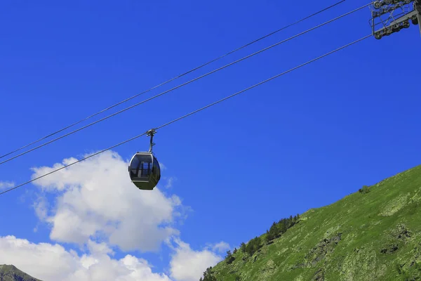 Kafkas dağlarının üzerinden yukarı doğru hareket eden teleferik — Stok fotoğraf