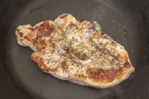 Gebratenes Steak auf der Pfanne in der Küche — Stockfoto