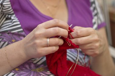 Kadın örgü iğneleri kırmızı kazaklı doğal woole üzerinden dokuma kumaşlar