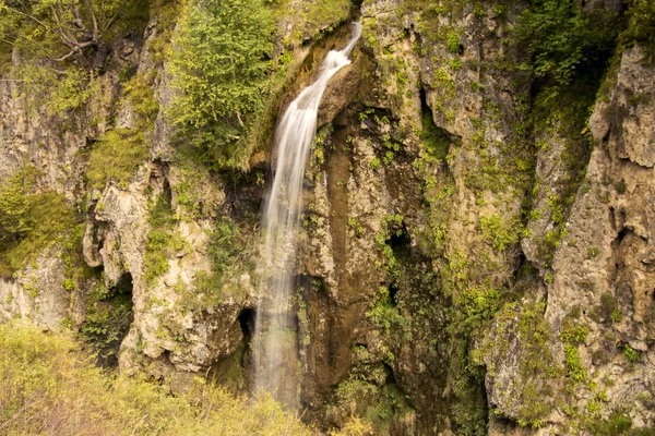 Honing watervallen en Kaukasus gebergte van Noord-caucas — Stockfoto