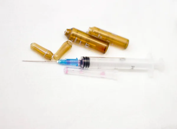 Empty medical ampoules infusion and used syringe after injection — Stock Photo, Image