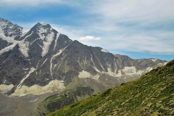 De zomer van het Kaukasus gebergte. Noord-Kaukasus landschap — Stockfoto