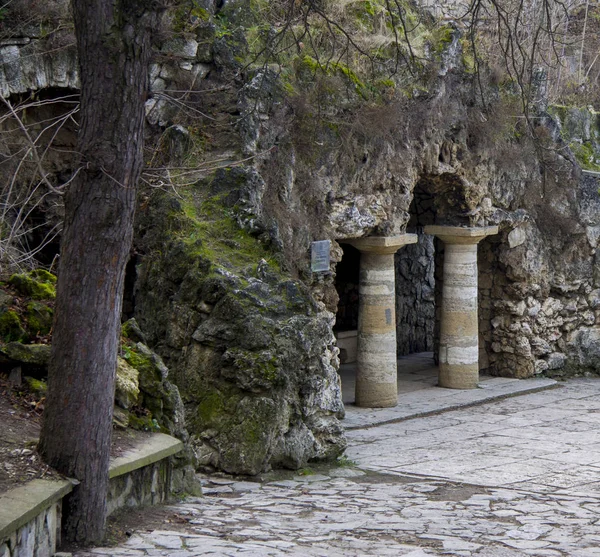 Die dianas grotte. Blumenpark. Pyatigorsk Wahrzeichen des Nordens — Stockfoto