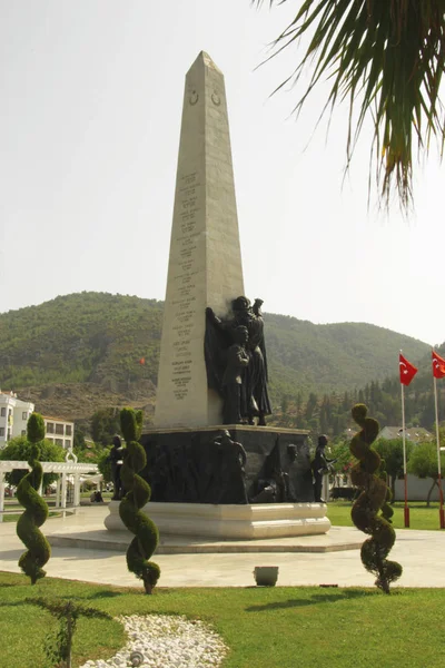 Pomnik pamięci na placu miasta w Fethiye, Mugla, Turcja — Zdjęcie stockowe