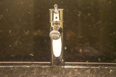 Banyoda modern su musluk musluk