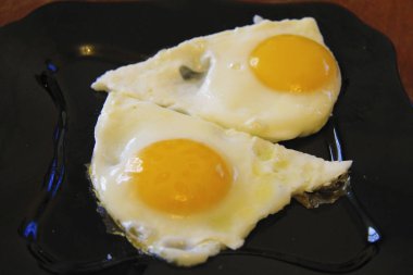 Siyah tabakta kavrulmuş yumurta