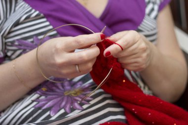 Kadın örgü iğneleri kırmızı kazaklı doğal woole üzerinden dokuma kumaşlar