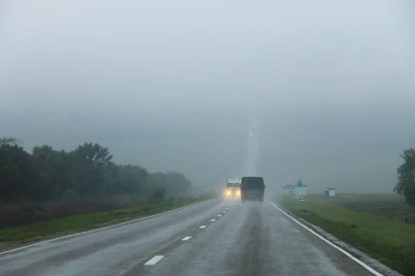 Krajobraz autostrady z ruchu samochodów w ciągu dnia — Zdjęcie stockowe