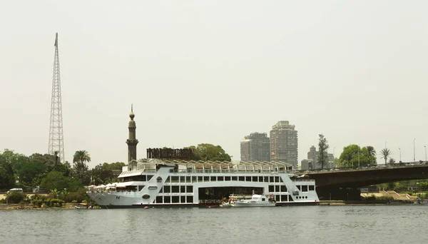 Osobní loď plující z nilské řeky, Káhira, Egypt — Stock fotografie