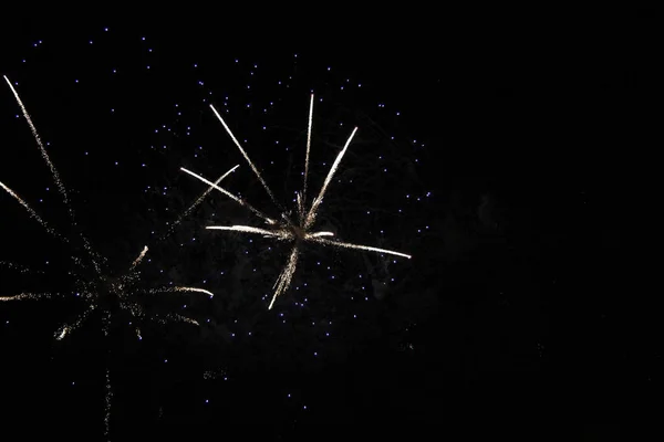 Fuegos artificiales de celebración en el cielo negro de la noche —  Fotos de Stock