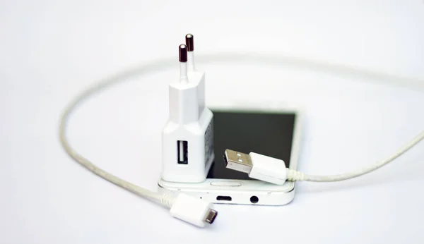 Смартфон и телефонный заряд с проводом питания — стоковое фото