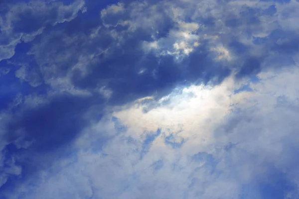 Bouřkové bílé mraky na modré obloze. Pozadí Cloudscape — Stock fotografie