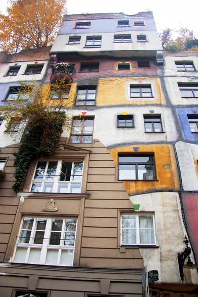 Барвистий fassade будинку Hundertwссера у Відні Австрія — стокове фото