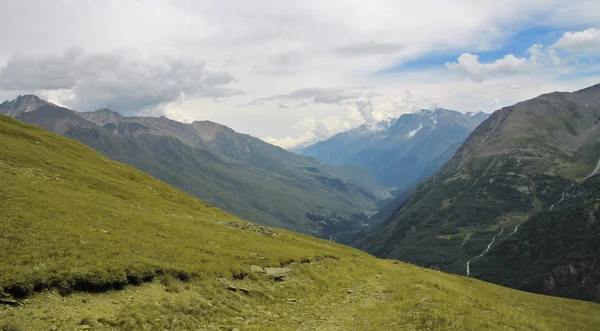 Kaukasus-Berge im Sommer. Nordkaukasuslandschaft — Stockfoto