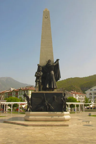 Monumento conmemorativo en la plaza de la ciudad en Fethiye, Mugla, Turquía — Foto de Stock