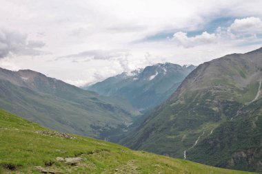 Kafkas dağları yaz aylarında. Kuzey Kafkasya manzarası