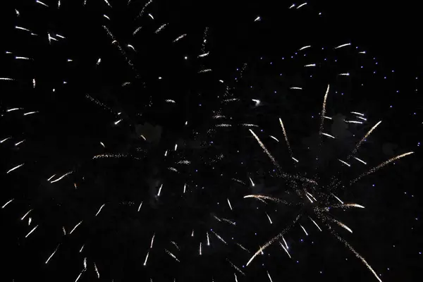 Святкування феєрверку в чорному нічному небі — стокове фото