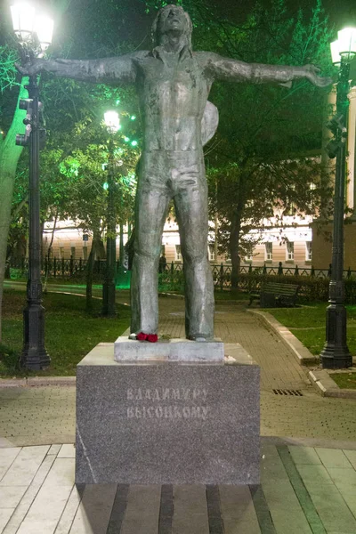 Monument of Vladimir Vysotsky in Moscow, Russia at night time — Stock Photo, Image
