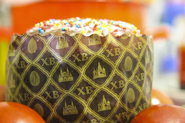 Easter Cake and colorful painted eggs on the black plate — Stock Photo, Image