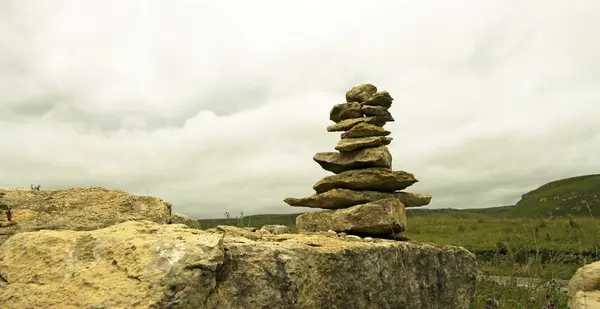 Збалансоване каміння на альпійському лузі біля кавказьких гір — стокове фото