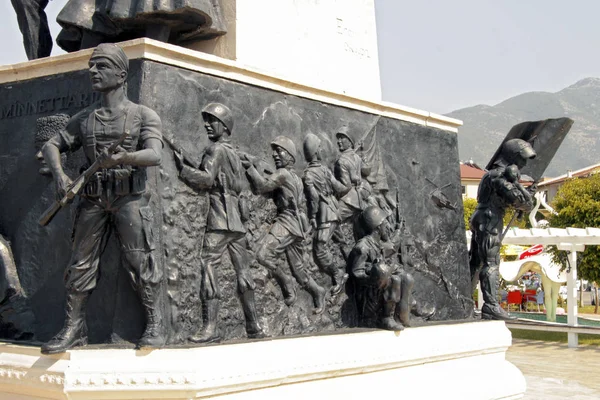 페티예, 무글라, 터키의 마을 광장에 기념비 — 스톡 사진