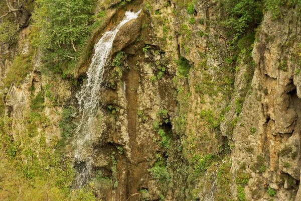 北コーカサスの蜂蜜の滝とコーカサス山脈 — ストック写真