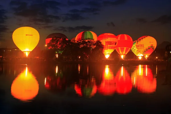 Sıcak hava baloons göl yakınındaki akşam gökyüzünde uçan — Stok fotoğraf
