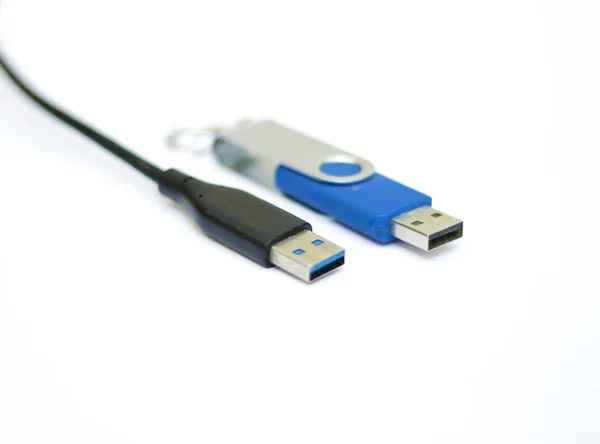 Cavo USB e memoria flash USB isolati sullo sfondo bianco — Foto Stock