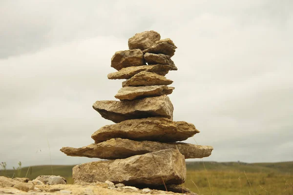 Pedras equilibradas no prado alpino perto das montanhas do Cáucaso — Fotografia de Stock