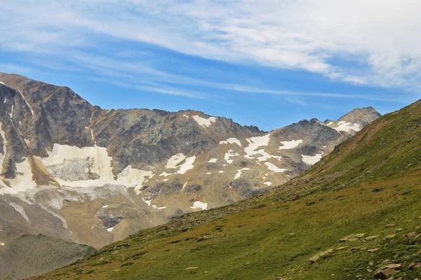 Kaukasus-Berge im Sommer. Nordkaukasuslandschaft — Stockfoto